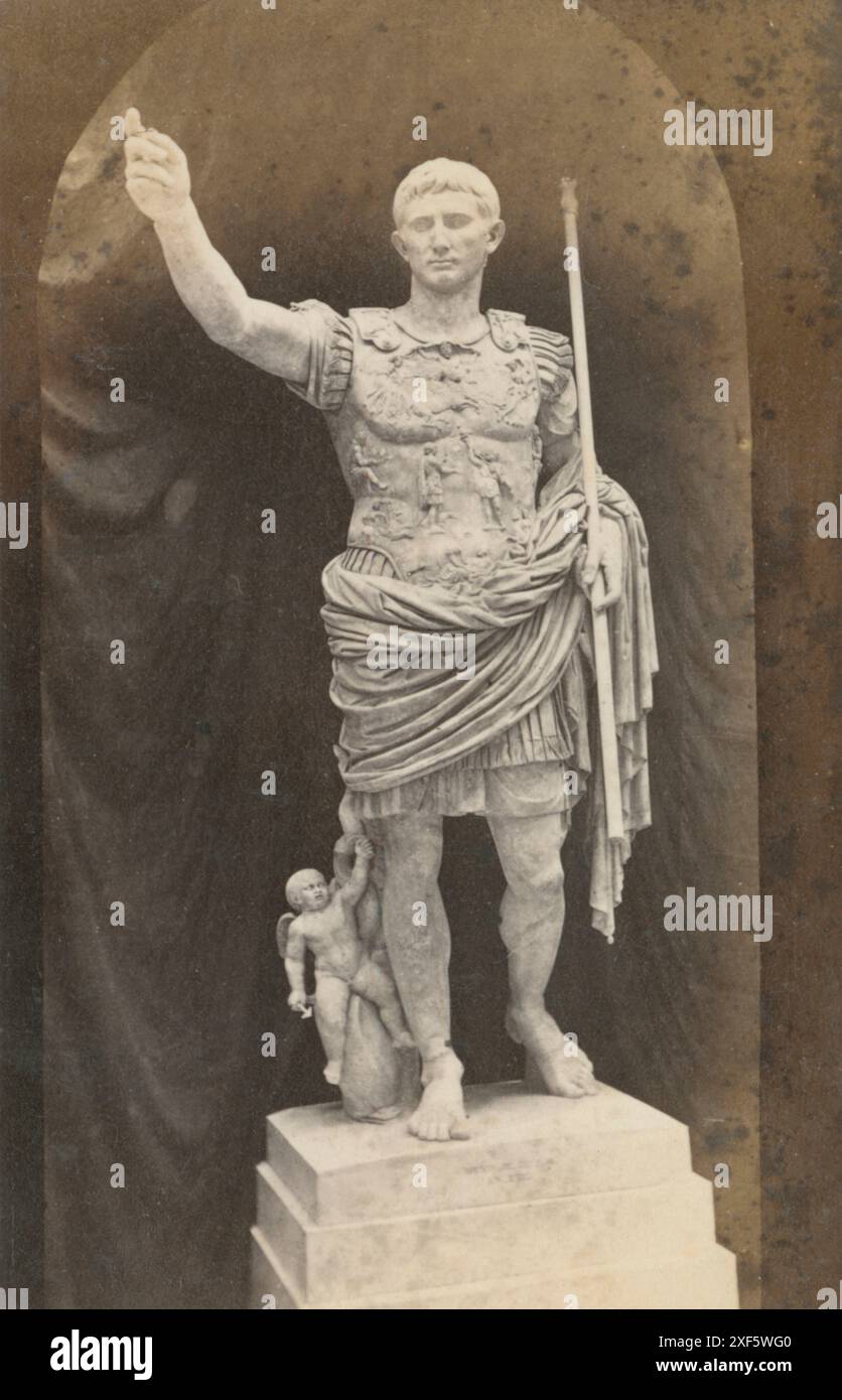 Antike ca. 1867 carte de Visite Fotografie, Skulptur von Gaius Julius Caesar Augustus, dem ersten römischen Kaiser. Der Augustus von Prima Porta ist eine Porträtstatue in voller Länge, die 1863 bei archäologischen Ausgrabungen entdeckt wurde. QUELLE: ORIGINAL-CDV Stockfoto