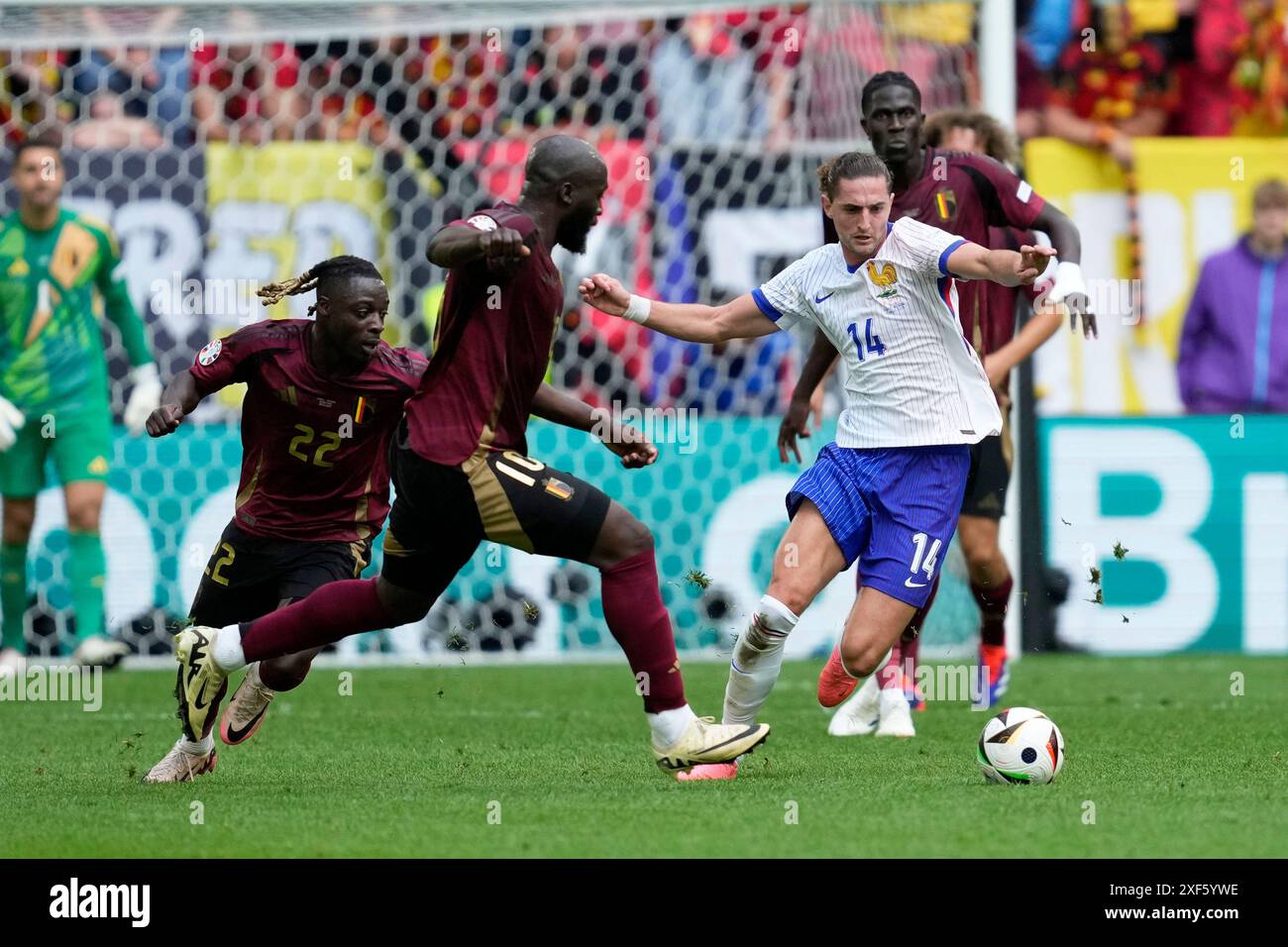 Belgium's Romelu Lukaku tries to tackle Adrien Rabiot of France, foreground right, during a round of sixteen match between France and Belgium at the Euro 2024 soccer tournament in Duesseldorf, Germany, Monday, July 1, 2024. (AP Photo/Darko Vojinovic) Stockfoto