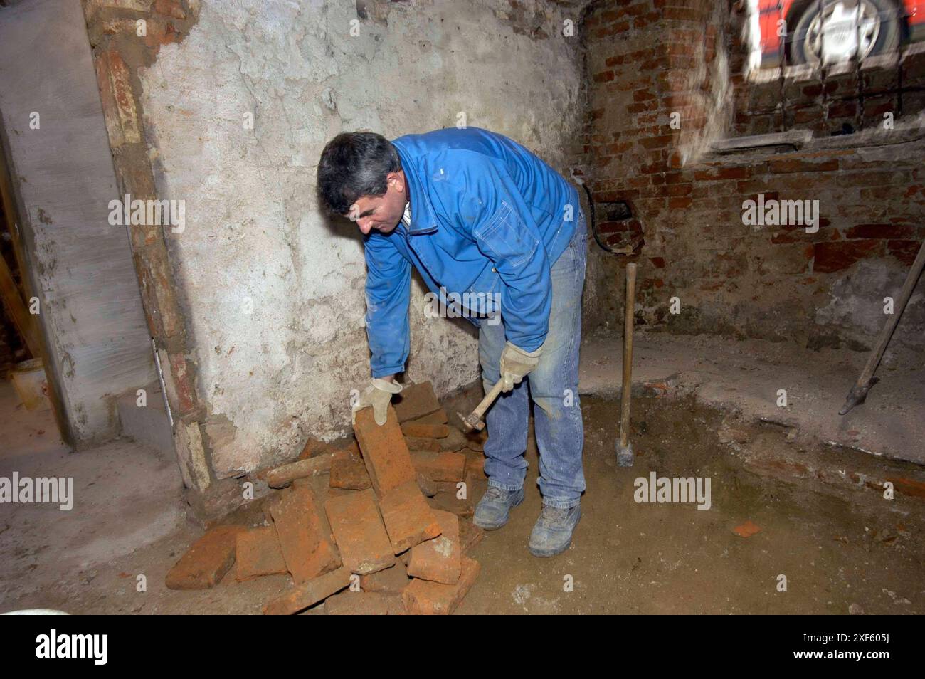 mason baut eine Ziegelmauer, Bauarbeiten auf einer Baustelle mason baut eine Ziegelmauer Stockfoto