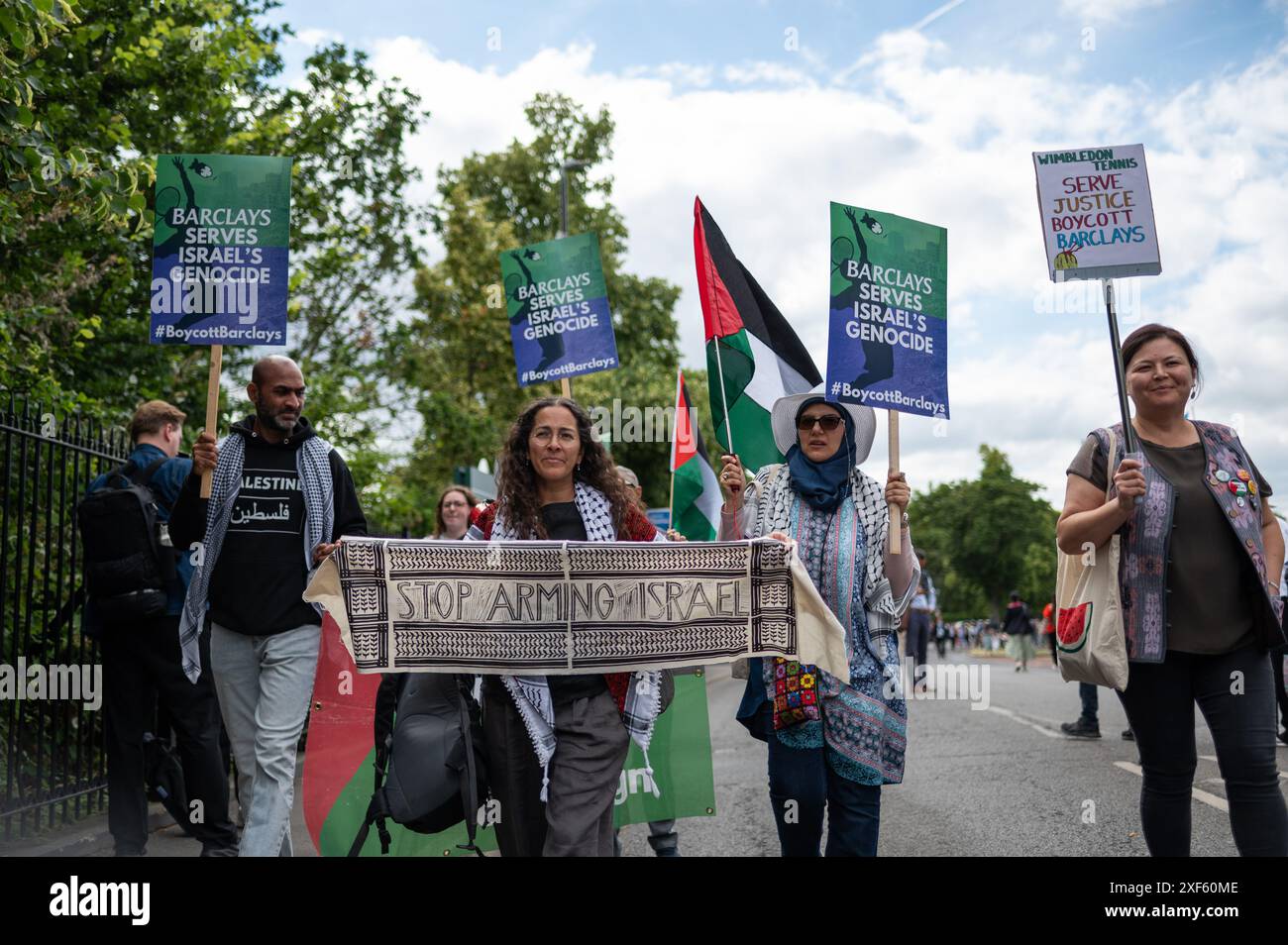 London, Großbritannien. Juli 2024. Die Demonstranten halten Plakate und ein Banner, das ihre Meinung während der Demonstration zum Ausdruck bringt. Pro-palästinensische Aktivisten fordern Wimbledon auf, Barclays wegen der finanziellen Beziehungen des Unternehmens zu Israel „fallen zu lassen“. Quelle: SOPA Images Limited/Alamy Live News Stockfoto