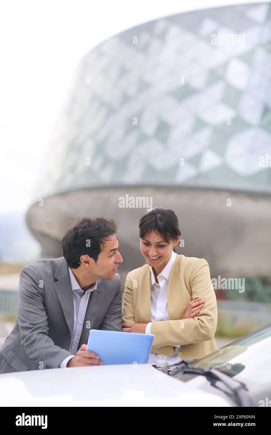 Kaufmann und Kauffrau mit Tablette Parken Business Center. San Sebastian Technology Park. Donostia. Gipuzkoa. Baskenland. Spanien. Stockfoto