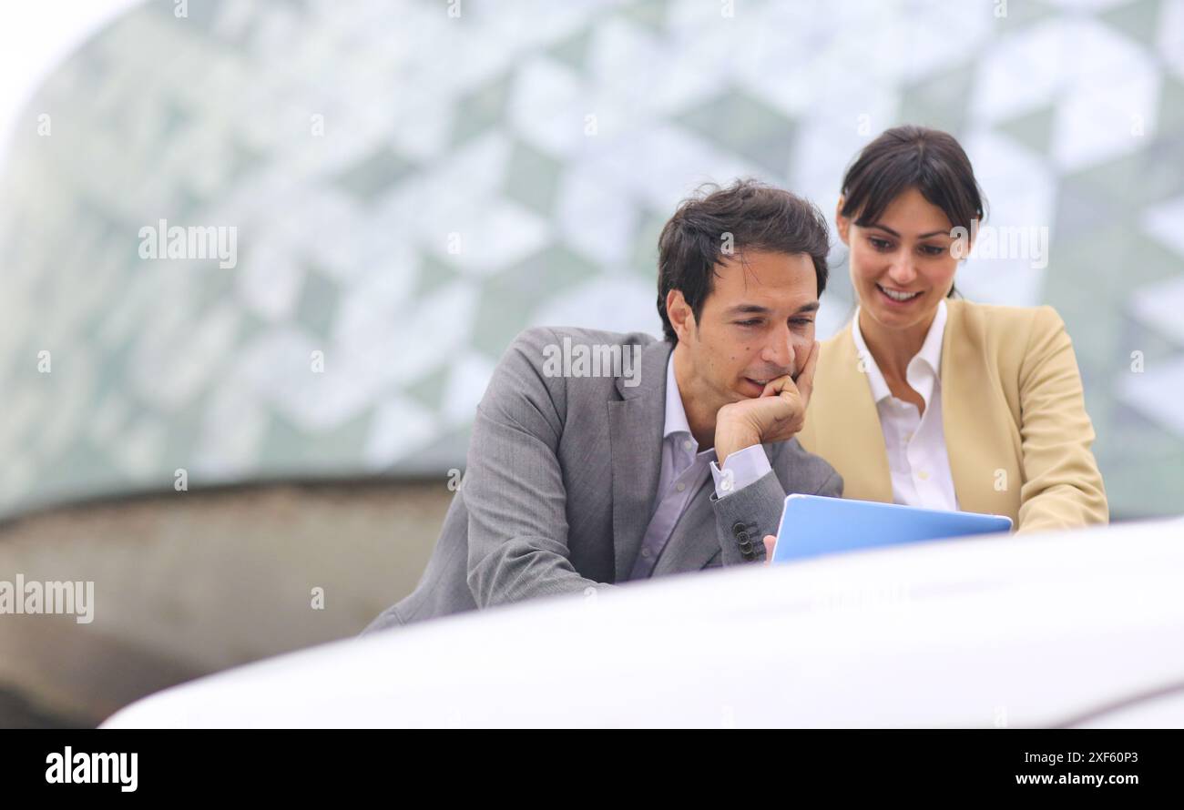 Kaufmann und Kauffrau mit Tablette Parken Business Center. San Sebastian Technology Park. Donostia. Gipuzkoa. Baskenland. Spanien. Stockfoto