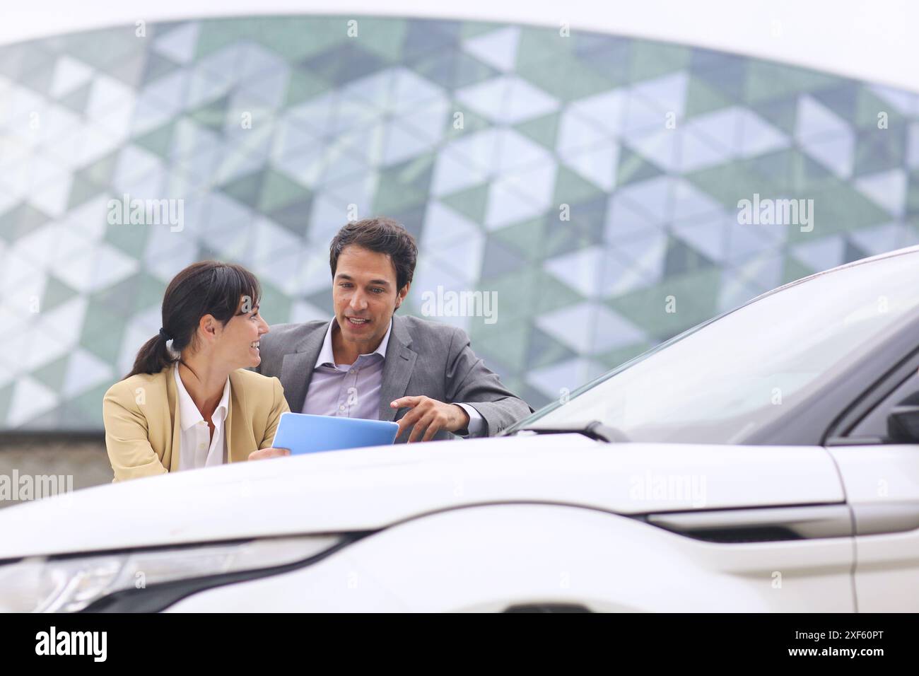 Kaufmann und Kauffrau mit Tablette Parken Business Center. San Sebastian Technology Park. Donostia. Gipuzkoa. Baskenland. Spanien. Stockfoto