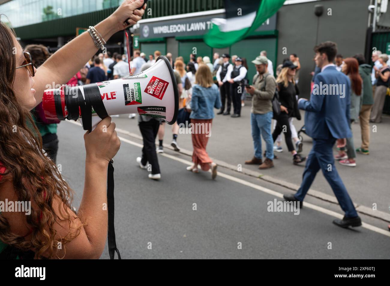 London, Großbritannien. Juli 2024. Ein Demonstrant singt während der Demonstration Slogans. Pro-palästinensische Aktivisten fordern Wimbledon auf, Barclays wegen der finanziellen Beziehungen des Unternehmens zu Israel „fallen zu lassen“. Quelle: SOPA Images Limited/Alamy Live News Stockfoto