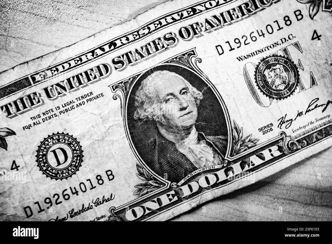 1. Juli 2024, Washington DC, District of Columbia, Vereinigte Staaten von Amerika: Der US-Dollar steht vor einem komplexen Netz politischer und wirtschaftlicher Herausforderungen, die seinen Wert und die gesamte US-Wirtschaft beeinflussen. Politisch schaffen die anhaltenden Debatten über Bundesausgaben, Schuldenobergrenzen und Fiskalpolitik Unsicherheit an den Finanzmärkten. Der Ansatz der Regierung zur Steuerung der Inflation, insbesondere durch Zinsanpassungen durch die Federal Reserve, spielt eine entscheidende Rolle bei der Bestimmung der Stärke des Dollars. Die jüngsten Zinserhöhungen zur Eindämmung der Inflation haben zu einem stärkeren Dollar geführt, b Stockfoto