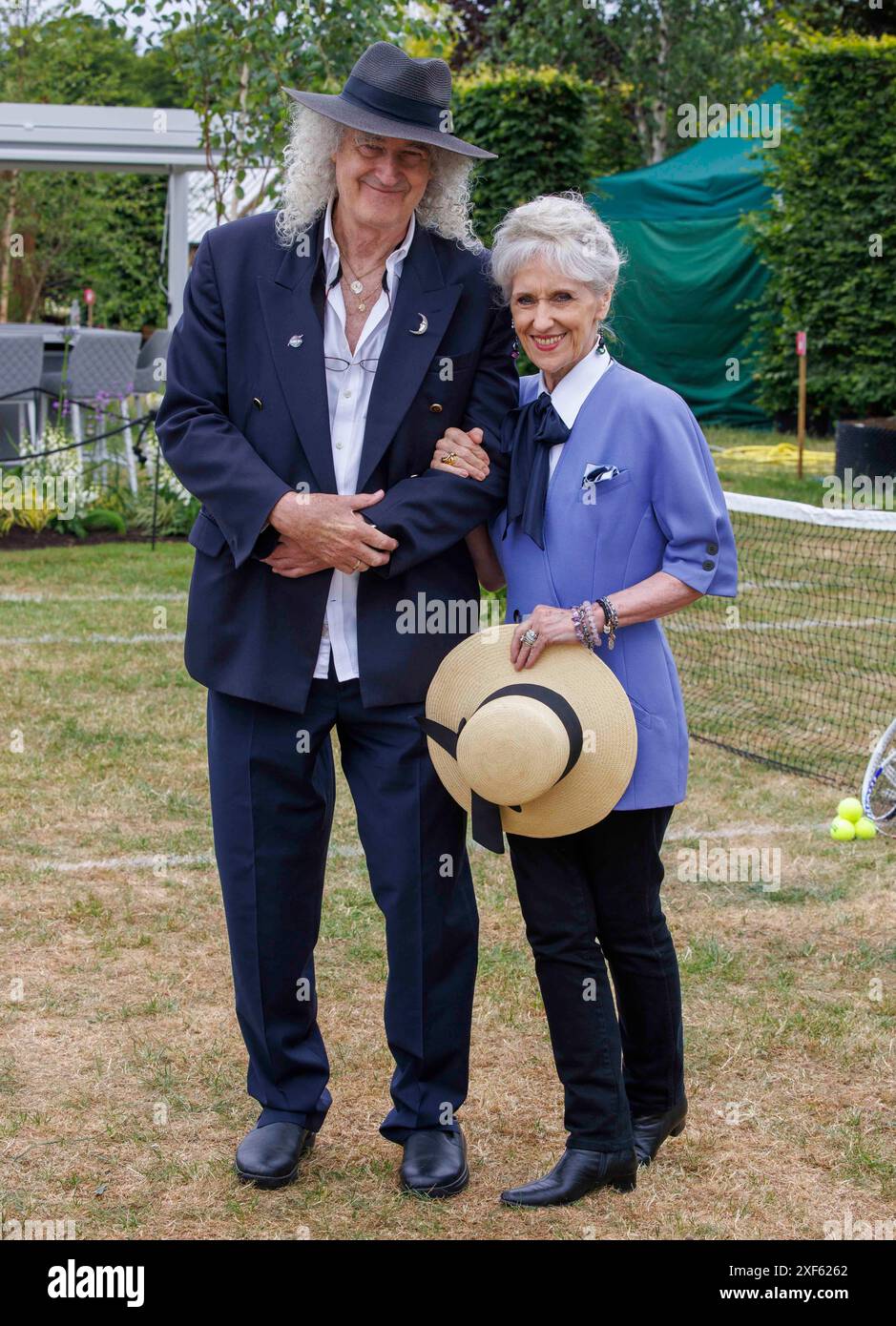 London, Großbritannien. Juli 2024. Gitarrist Brian May und seine Frau Schauspielerin Anita Dobson Press Day bei der RHS Hampton Court Flower Show. Sir Brian May und Lady Anita Dobson Today Credit: Mark Thomas/Alamy Live News Stockfoto