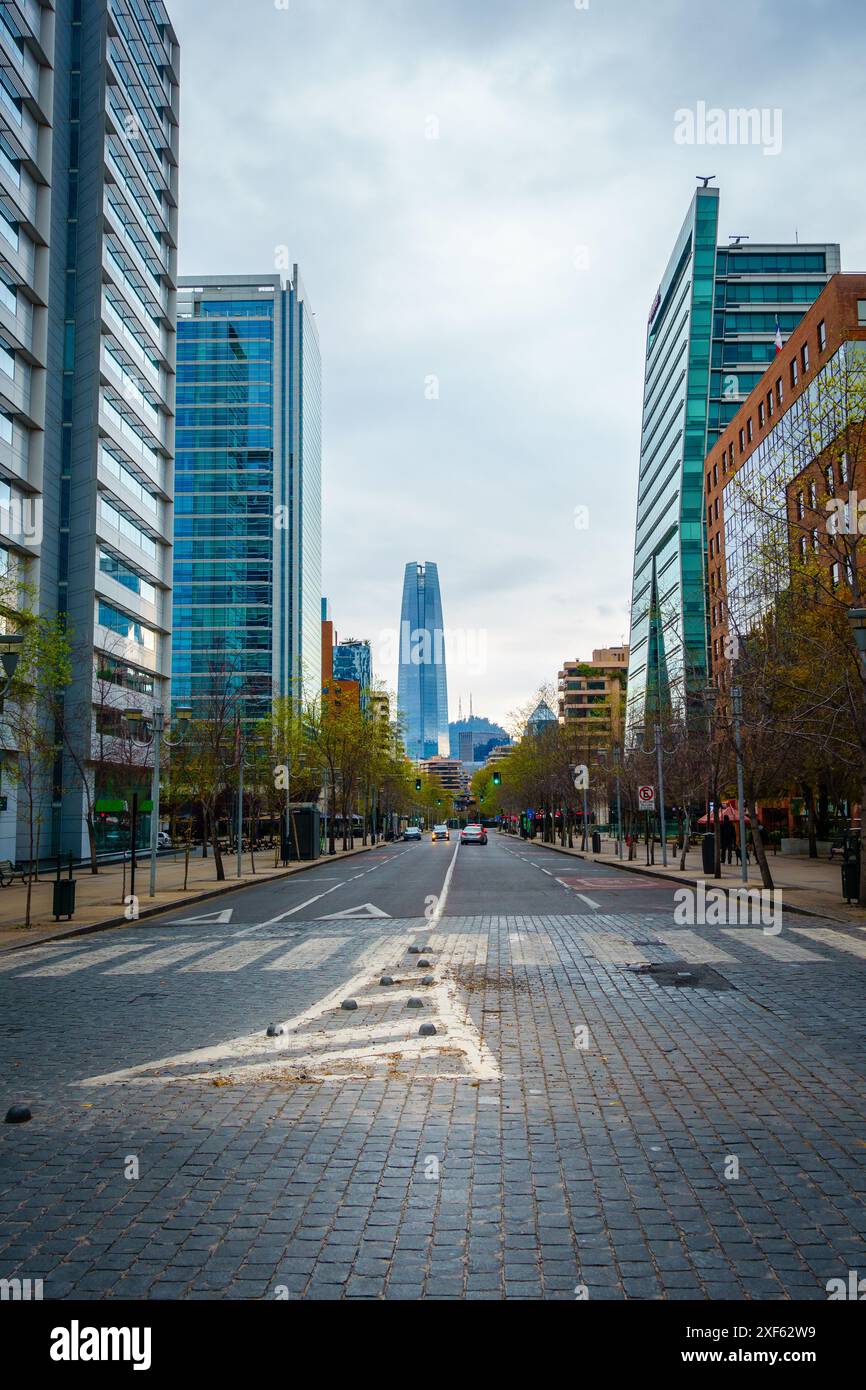 Straßenblick auf den Gran Torre Costanera Turm in Santiago, Chile Stockfoto