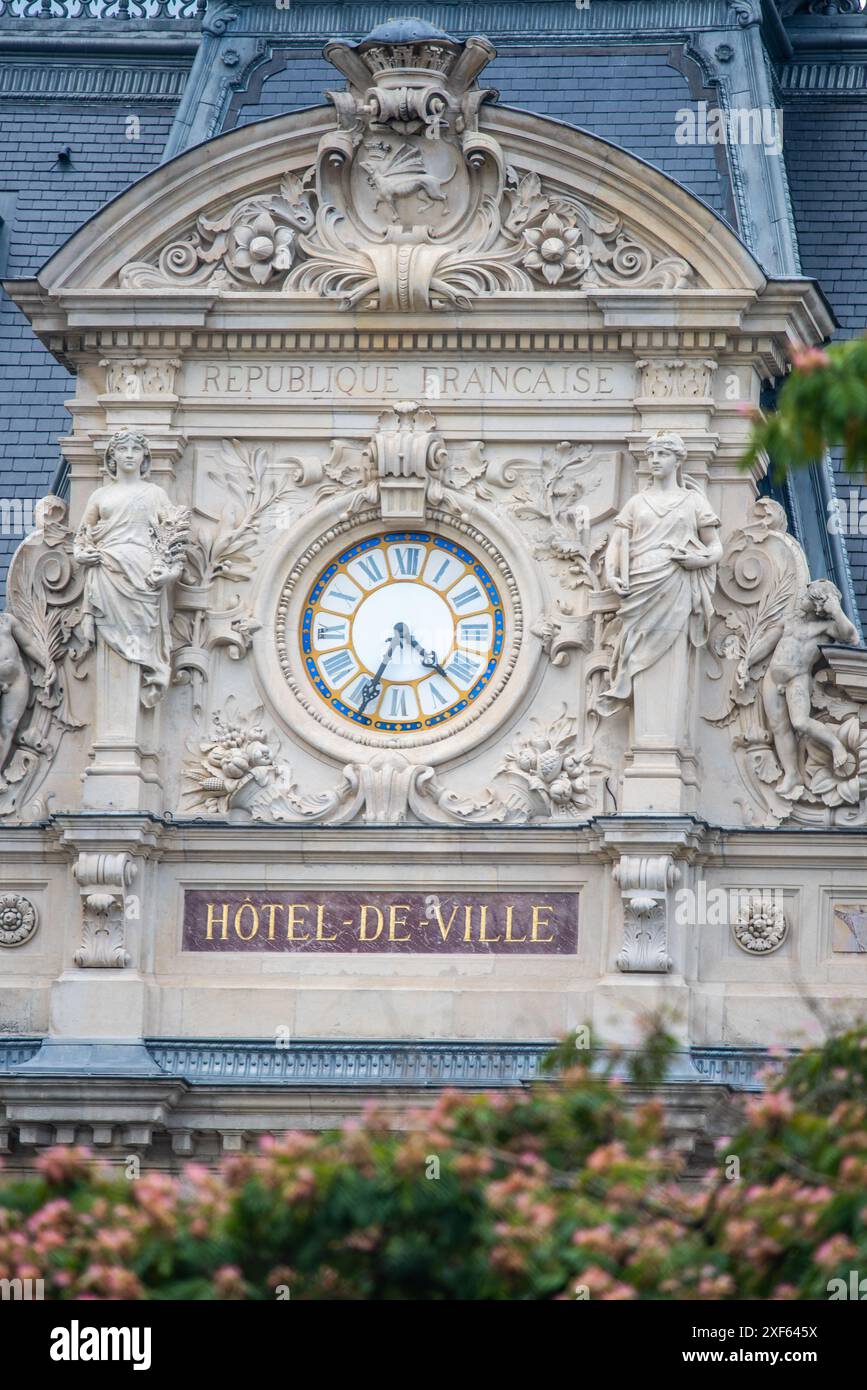 Detaillierte Fassade des Hotels de Ville in Vannes, Bretagne, Frankreich, mit kunstvoller Architektur und einer prominenten Uhr. Stockfoto