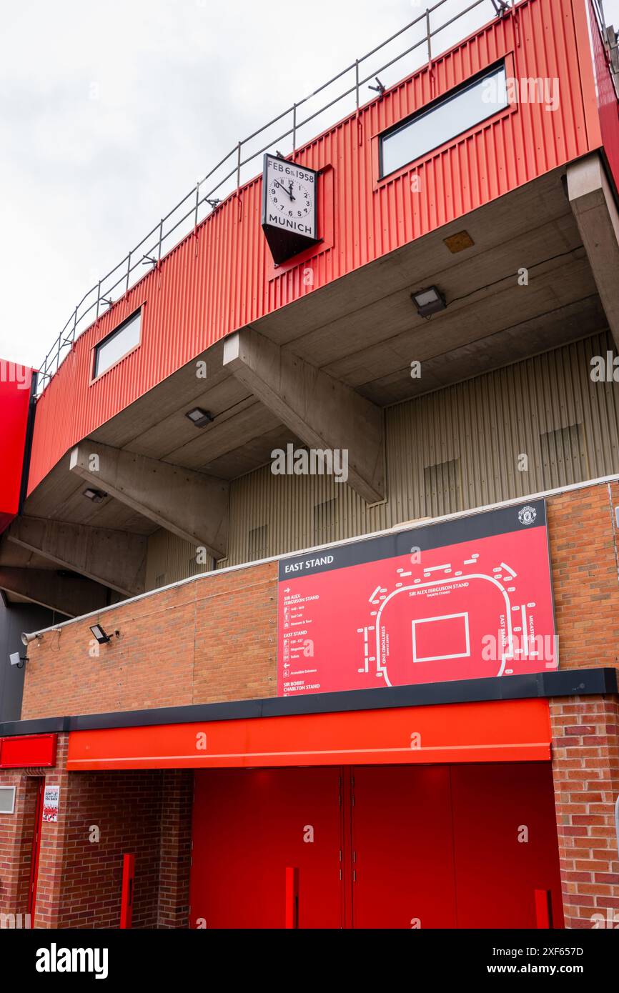 Manchester Trafford UK 29. Juni 2024. Außenansicht eines Stadioneingangs mit hellroten Akzenten und einer detaillierten Grundrisskarte. Stockfoto