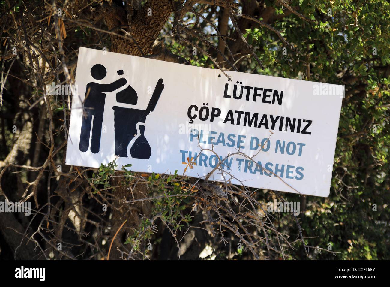 Lass keinen Müll fallen, türkisches Schild Stockfoto