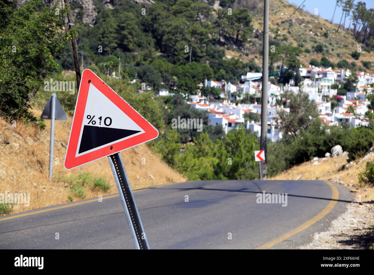 Warnschild mit rotem Dreieck in der Türkei, das vor einer steilen Abfahrt warnt Stockfoto