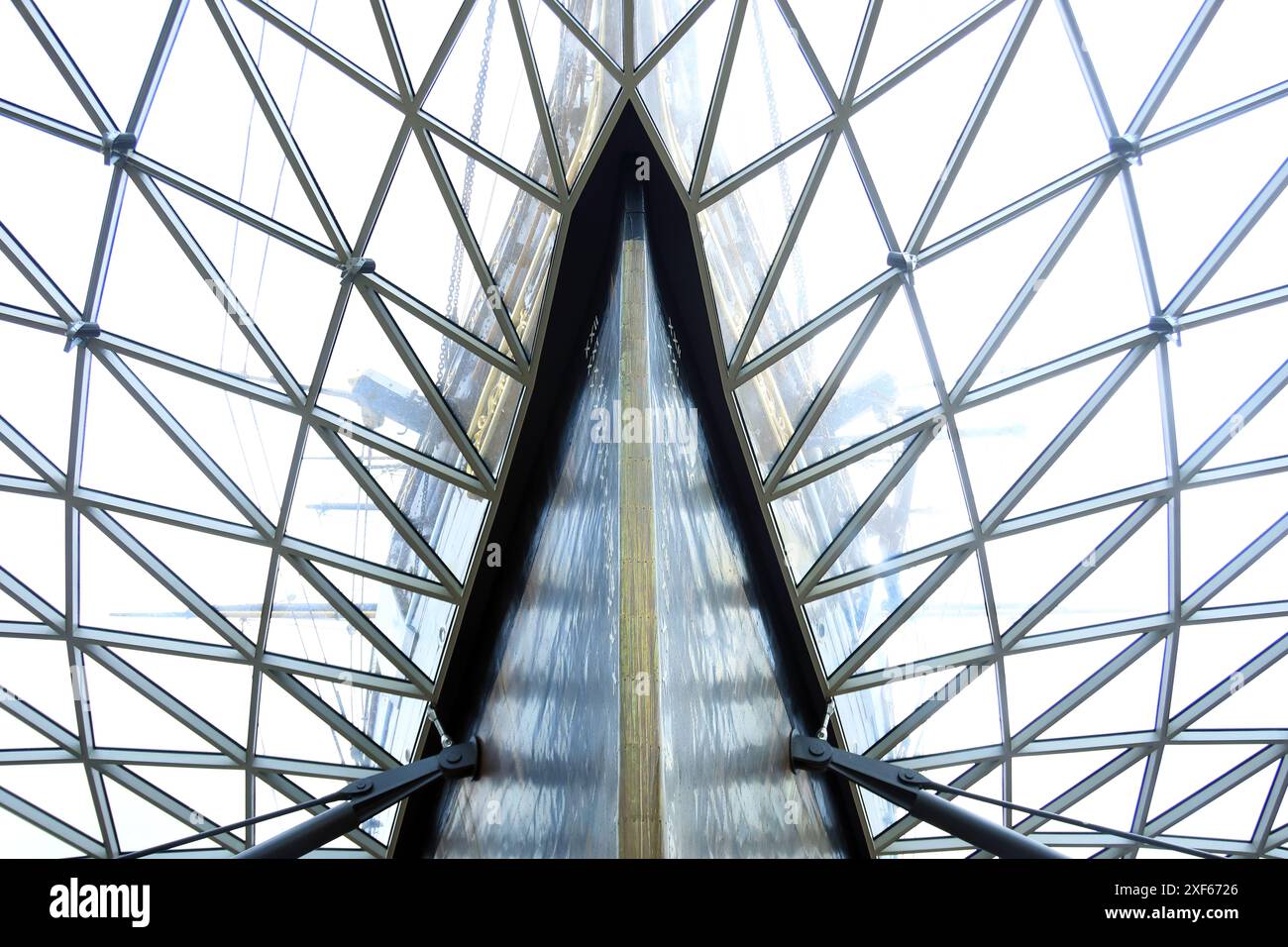 Blick unter dem Rumpf des Cuutty Sark in Greenwich, London, England Stockfoto