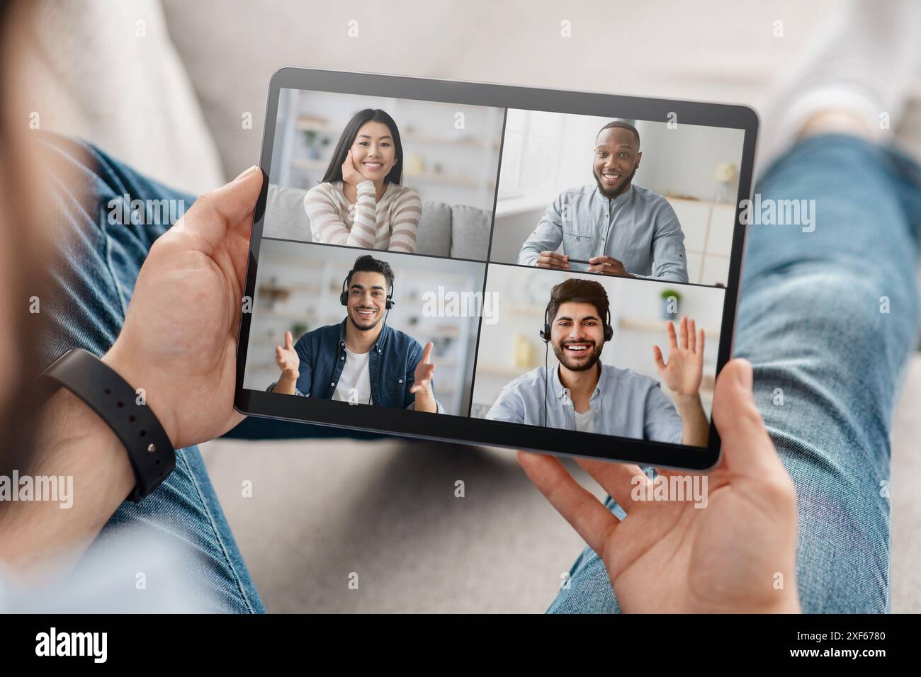 Person Mit Tablet Während Der Online-Videokonferenz Mit Vier Teilnehmern Stockfoto