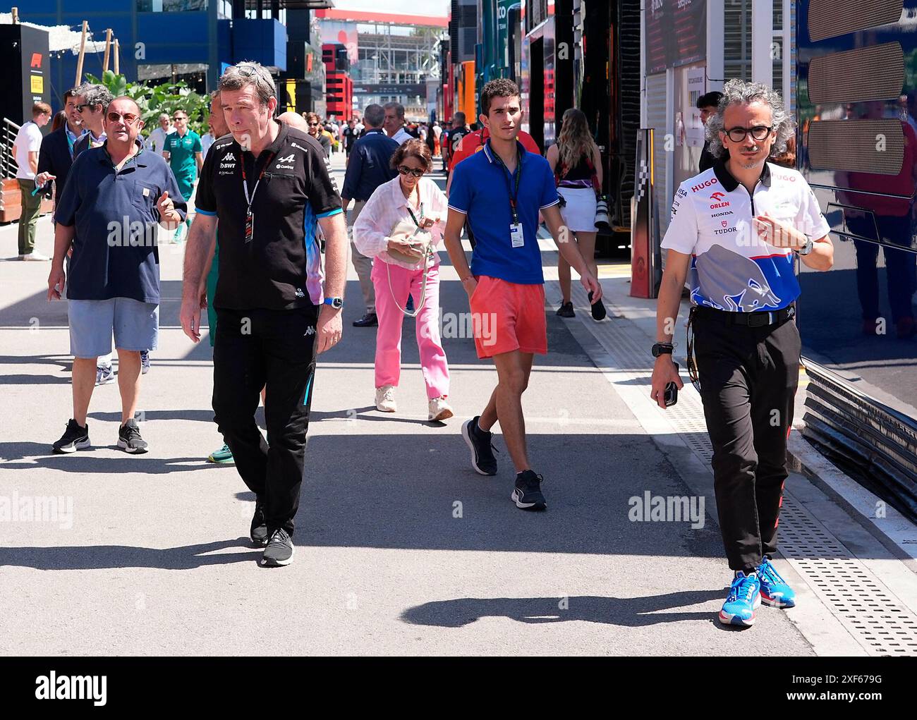 Barcelona, Spanien. Juni 2024. 22.06.2024, Circuit de Catalunya, Barcelona, Formel 1 Aramco Grand Prix von Spanien 2024, im Bild Teamchef Bruno Famin (Alpine F1 Team), Teamchef Laurent Mekies (Scuderia Alpha Tauri) Credit: dpa/Alamy Live News Stockfoto