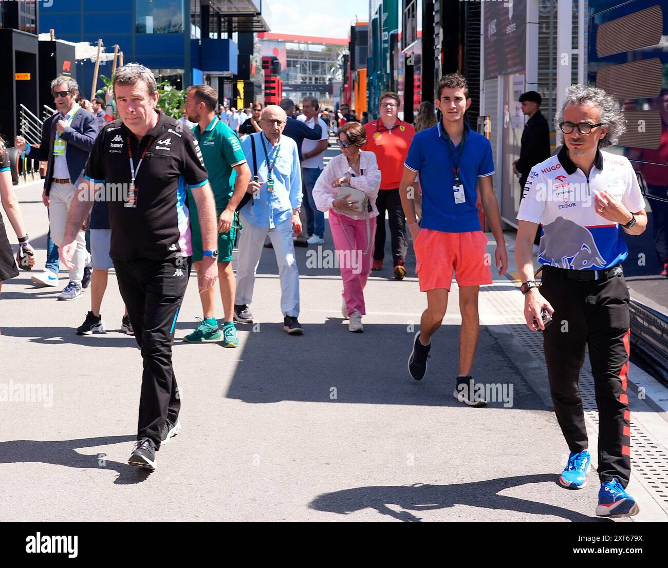 Barcelona, Spanien. Juni 2024. 22.06.2024, Circuit de Catalunya, Barcelona, Formel 1 Aramco Grand Prix von Spanien 2024, im Bild Teamchef Bruno Famin (Alpine F1 Team), Teamchef Laurent Mekies (Scuderia Alpha Tauri) Credit: dpa/Alamy Live News Stockfoto