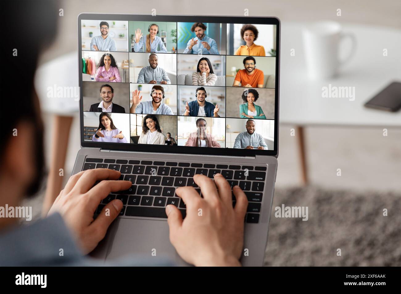 Mann, der an einer Videokonferenz mit Kollegen auf Laptop teilnimmt Stockfoto