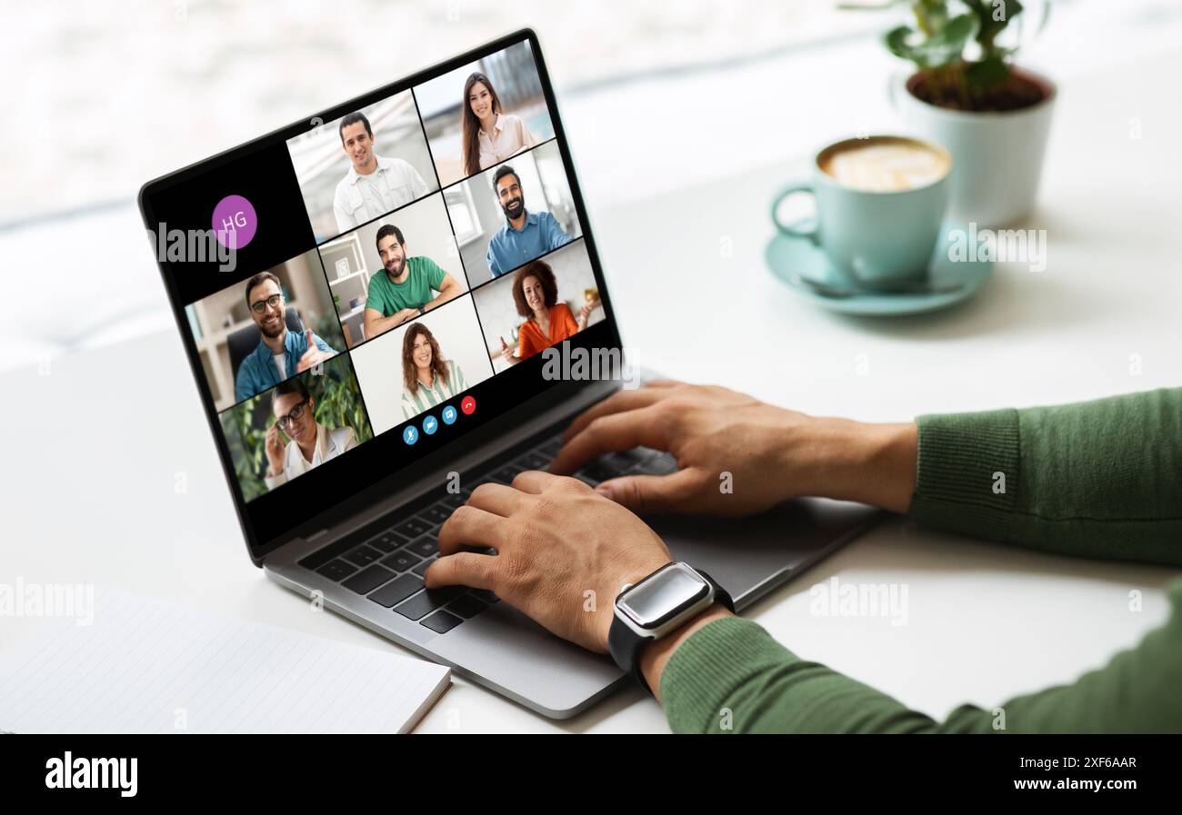 Freiberuflicher Mitarbeiter, der Laptop für Online-Videokonferenzen mit mehreren Teilnehmern nutzt Stockfoto