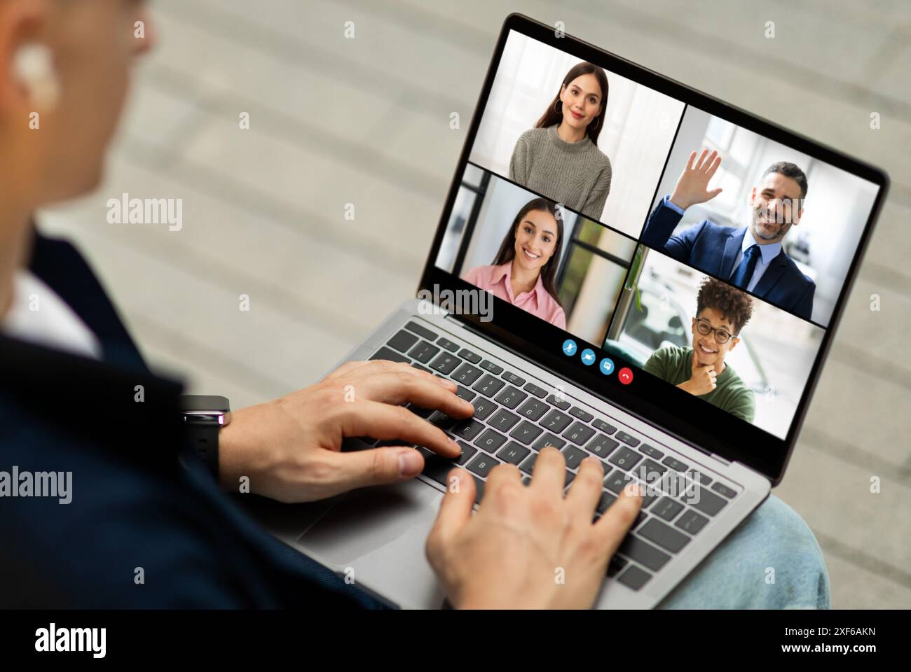 Man verwendet Laptop für virtuelle Meetings mit mehreren Teilnehmern Stockfoto