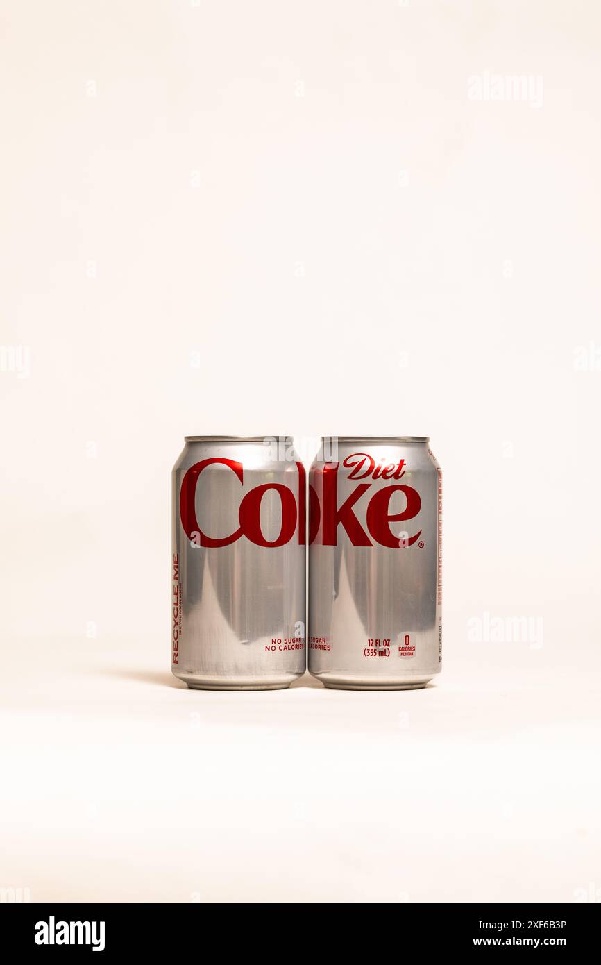 Zwei Diät-Cola-Dosen mit umwickeltem Etikett Stockfoto