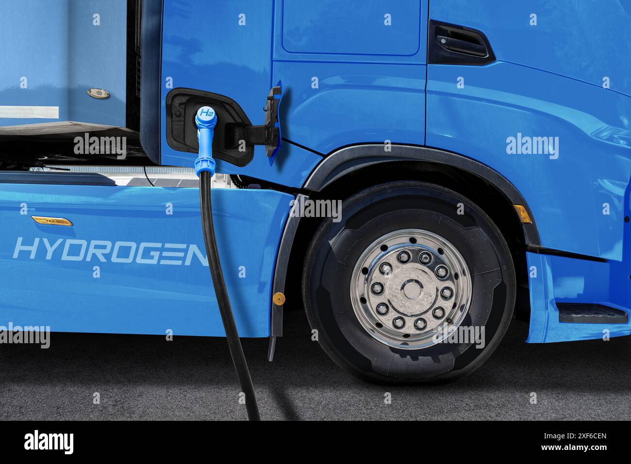 Ein Wasserstoff-Brennstoffzelle-Sattelfahrzeug mit H2-Tankdüse. Umweltfreundliches Nutzfahrzeugkonzept... Stockfoto