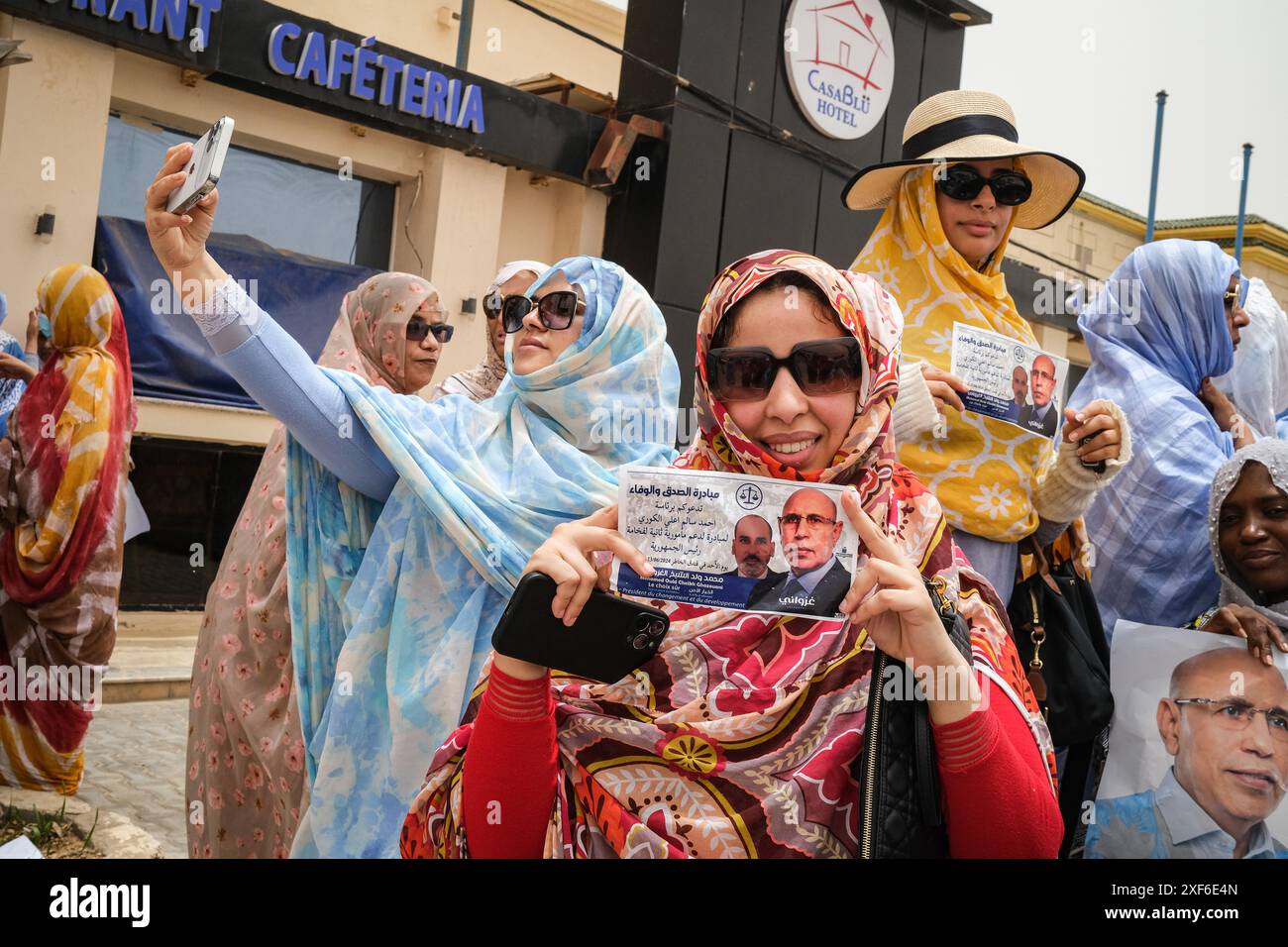 Nouakchott, Mauretanien. Juli 2024. Nicolas Remene/Le Pictorium - Siegesfeier für die Anhänger von Präsident Mohamed Ould Ghazouani - 01/07/2024 - Mauretanien/Nouakchott/Nouakchott - Frauenverbände und Unterstützer versammelten sich in einem Hotel in der Hauptstadt, um den Sieg der Präsidenten von Mauretanien in der ersten Runde der Präsidentschaftswahlen zu feiern; Mohamed Ould Ghazouani nach der offiziellen Bekanntgabe der Ergebnisse durch das CENI am frühen Nachmittag in Nouakchott, diesen Montag, den 1. Juli 2024. Quelle: LE PICTORIUM/Alamy Live News Stockfoto