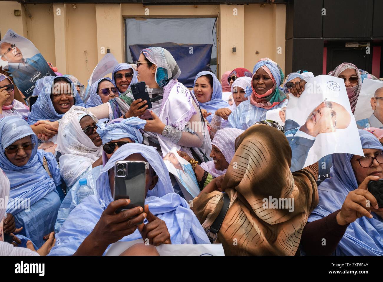 Nouakchott, Mauretanien. Juli 2024. Nicolas Remene/Le Pictorium - Siegesfeier für die Anhänger von Präsident Mohamed Ould Ghazouani - 01/07/2024 - Mauretanien/Nouakchott/Nouakchott - Frauenverbände und Unterstützer versammelten sich in einem Hotel in der Hauptstadt, um den Sieg der Präsidenten von Mauretanien in der ersten Runde der Präsidentschaftswahlen zu feiern; Mohamed Ould Ghazouani nach der offiziellen Bekanntgabe der Ergebnisse durch das CENI am frühen Nachmittag in Nouakchott, diesen Montag, den 1. Juli 2024. Quelle: LE PICTORIUM/Alamy Live News Stockfoto