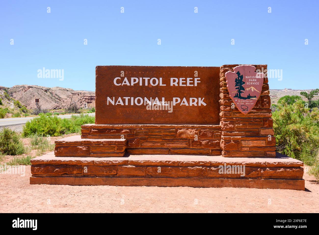 Torry, UT, USA – 18. Juni 2024; Capitol Reef National Park-Schild in der heißen Wüstenlandschaft von Utah Stockfoto