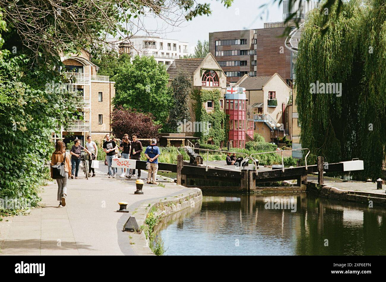 City Road Lock am Regent's Canal in Islington, London, Großbritannien, mit umliegenden Gebäuden Stockfoto