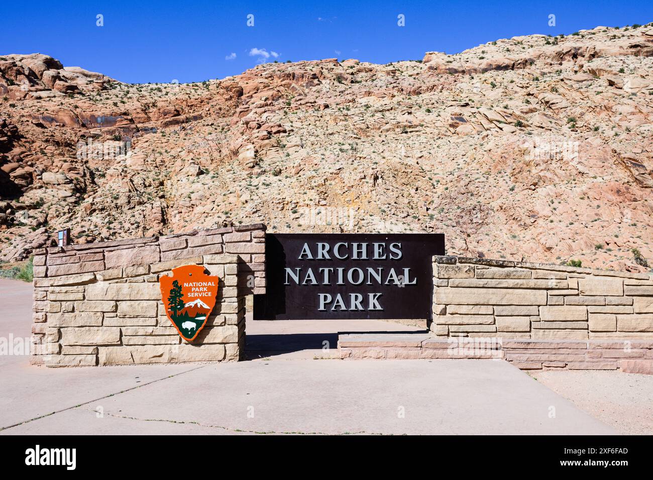 Moab, UT, USA – 11. Juni 2024; Schild für Arches National Park and National Park Service Shield in Utah Stockfoto