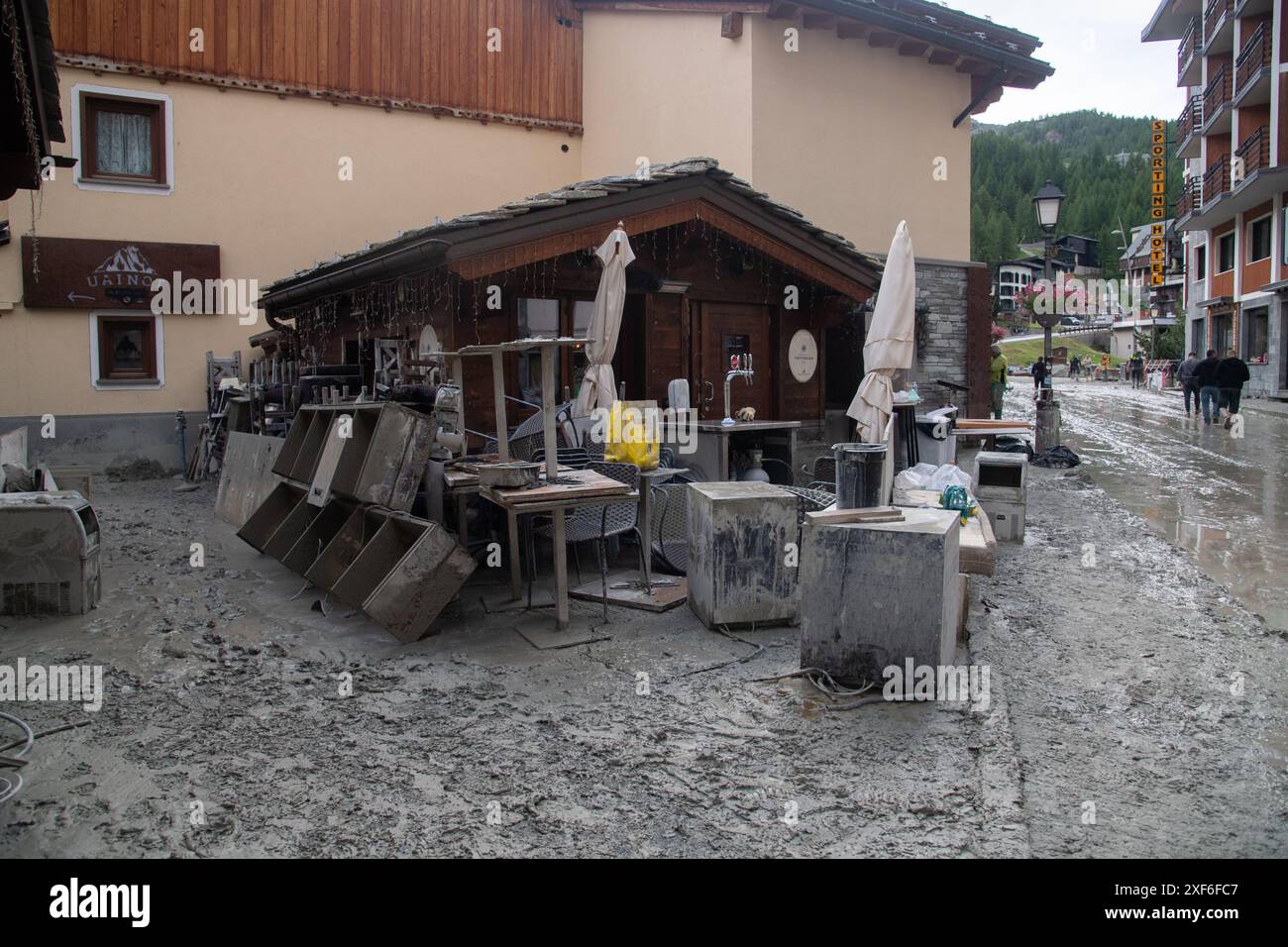 Cervinia, Italien. Juli 2024. UN negozio con il materiale danneggiato dopo l'alluvione a Cervinia, Italia - Cronaca - luned&#xec; 1 luglio 2024 - ( Foto Alberto Gandolfo/LaPresse ) Ein Geschäft mit beschädigtem Material nach der Überschwemmung in Cervinia, Italien - Montag, 1. Juli 2024 - News - ( Foto Alberto Gandolfo/LaPresse ) Credit: LaPresse/Alamy Live News Stockfoto