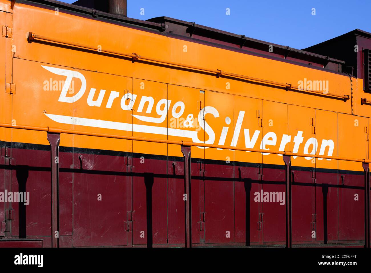 Durango, CO, USA – 14. Juni 2024; Durango & Silverton Schmalgague-Diesellokomotive in Gold und kastanienbraun in Nahaufnahme Stockfoto