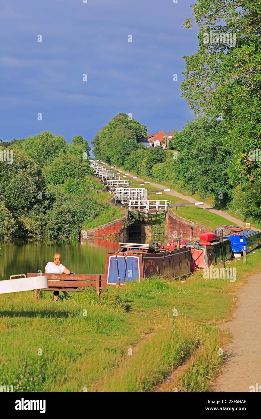 Caen Hill berühmter Flug von 16 Schleusen auf dem Kennet- und Avon-Kanal, Devizes, Wiltshire, England. Aufgenommen Im Sommer, Juni 2024 Stockfoto