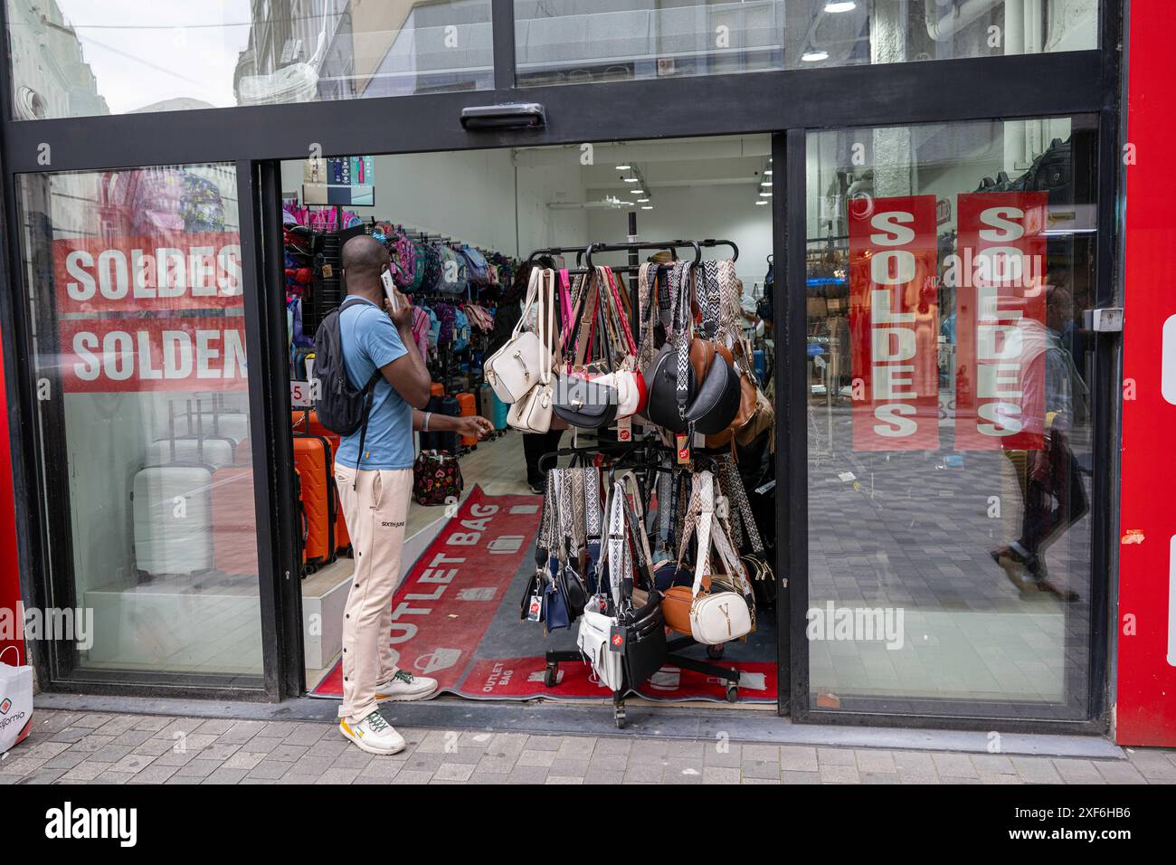 Brüssel, Belgien Juli 2024. Ein Schild mit Werberabatten gibt es während des offiziellen Start der Sommerverkäufe am Montag, den 1. Juli 2024 in der Nieuwstraat, Brüssel. BELGA PHOTO JONAS ROOSENS Credit: Belga News Agency/Alamy Live News Stockfoto