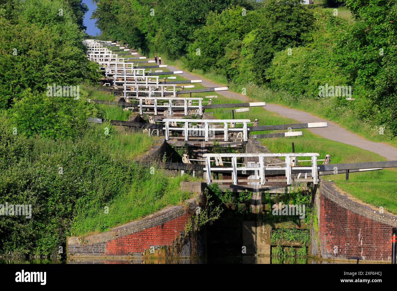 Caen Hill berühmter Flug von 16 Schleusen auf dem Kennet- und Avon-Kanal, Devizes, Wiltshire, England. Aufgenommen Im Sommer, Juni 2024 Stockfoto