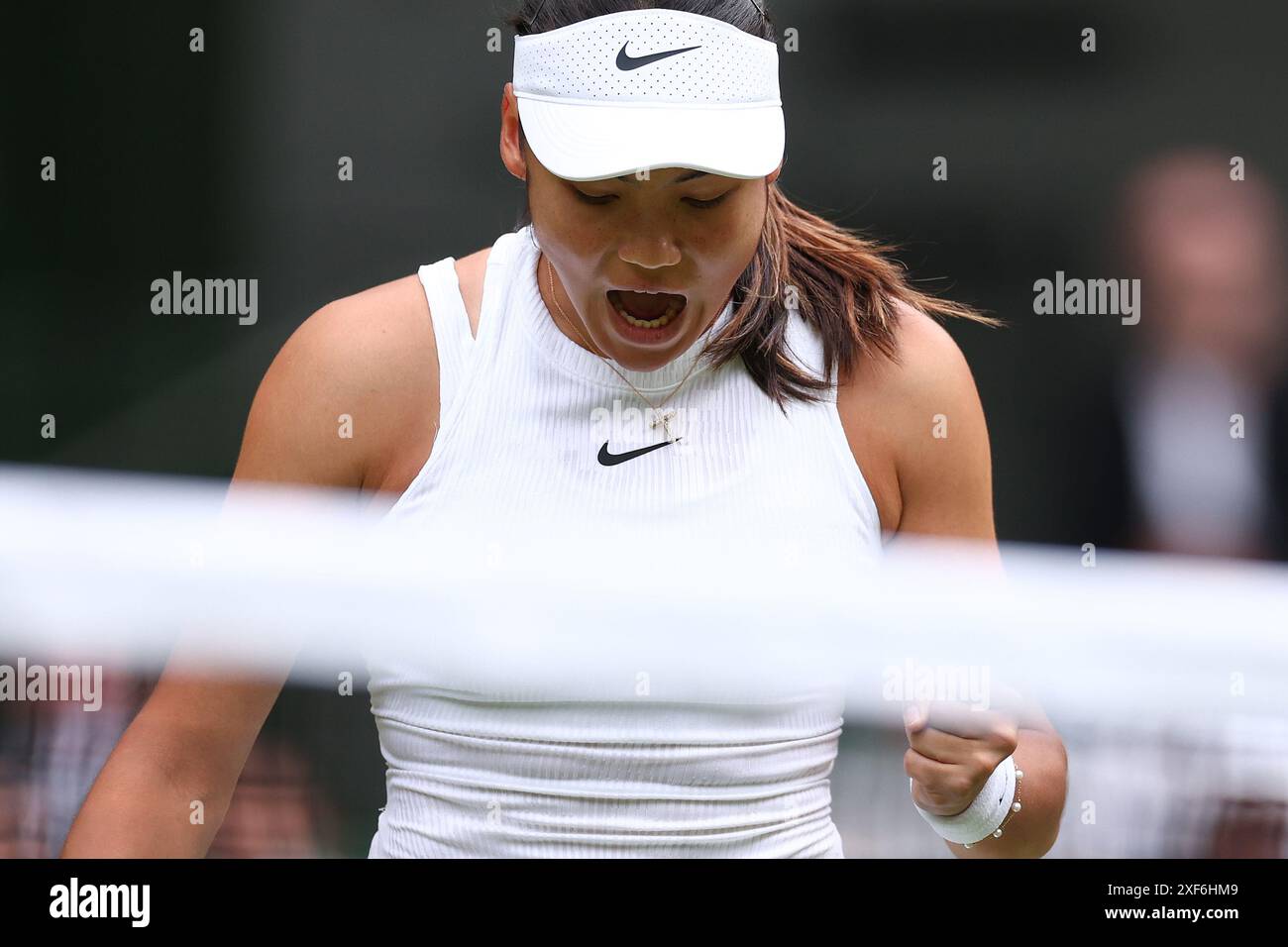 London, Großbritannien. Juli 2024; All England Lawn Tennis and Croquet Club, London, England; Wimbledon Tennis Tournament, Tag 1; Emma Raducanu (GBR) feiert einen Punkt in ihrem ersten Spiel gegen Renat Zarazua (MEX) Credit: Action Plus Sports Images/Alamy Live News Stockfoto