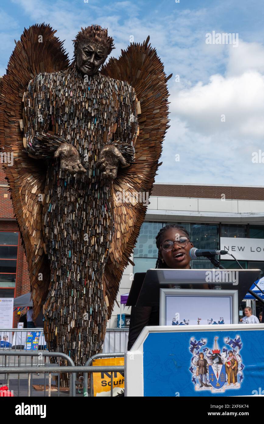 Die Spoken Word-Künstlerin Carrissa Baxter liest ein Anti-Messer-Krimi bei der Enthüllung der Kunstinstallation Knife Angel in Southend on Sea, Essex, Großbritannien Stockfoto
