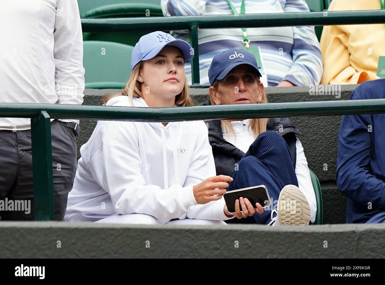 Anna Kalinskaya Partnerin von Jannik Sinner am ersten Tag der Wimbledon Championships 2024 im All England Lawn Tennis and Croquet Club in London. Bilddatum: Montag, 1. Juli 2024. Stockfoto