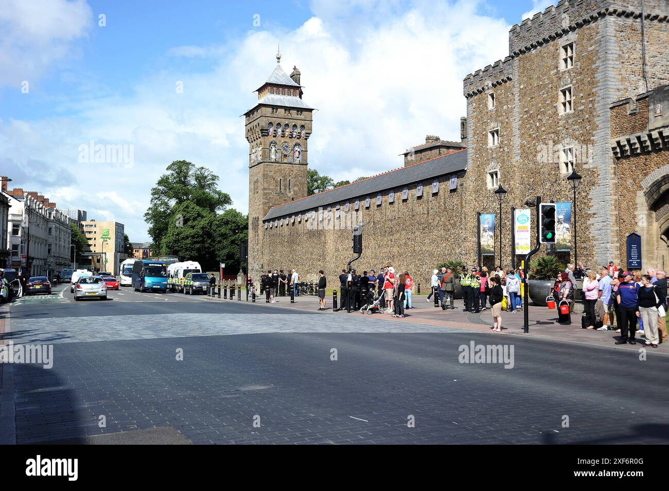 Cardiff Castle und Castle Street. Stockfoto
