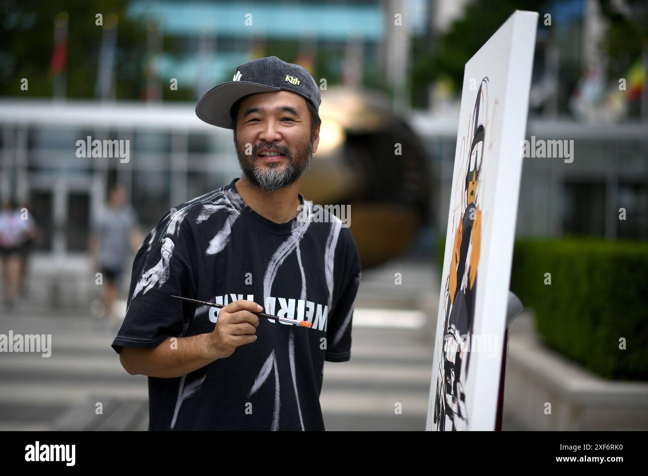 New York, USA. Juli 2024. Der japanische Künstler Dragon 76 sah die Arbeit an einem Gemälde auf dem UN Plaza für die Veröffentlichung der UN-JCDecaux Global Campaign for Road Safety, United Nation Headquarters, New York, 1. Juli 2024. (Foto: Anthony Behar/SIPA USA) Credit: SIPA USA/Alamy Live News Stockfoto