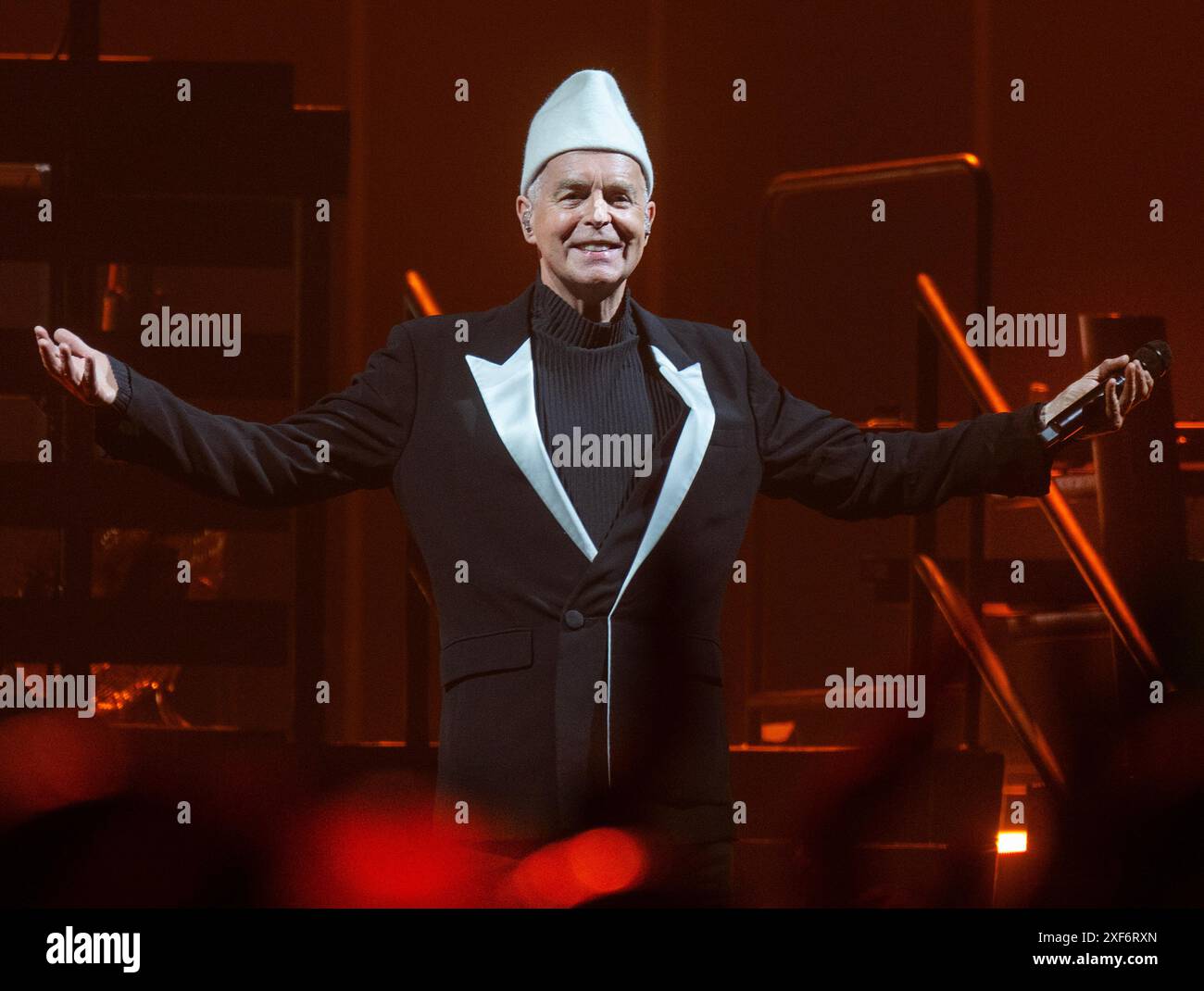 Praha, Tschechische Republik. Juli 2024. Der Sänger Neil Tennant vom englischen Synth-Pop-Duo PET Shop Boys tritt am 1. Juli 2024 bei seinem Konzert in Prag auf. Quelle: Michaela Rihova/CTK Photo/Alamy Live News Stockfoto