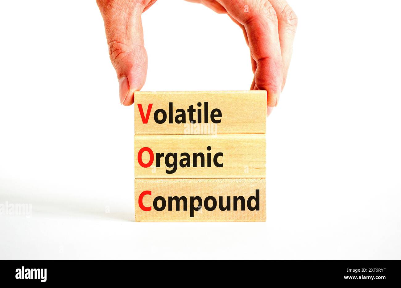 VOC-Symbol für flüchtige organische Verbindungen. Konzeptworte VOC flüchtige organische Verbindung auf schönen Holzblöcken. Schöner weißer Hintergrund. Geschäftliche VOC Stockfoto