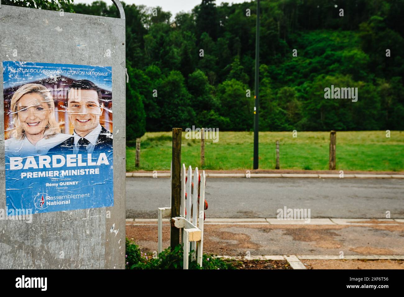 30. Juni 2024, Saint-Clément, Auvergne RhÃ'ne-Alpes, Frankreich: Illustration eines Wahlkampfposters für die Parlamentswahlen der rechtsextremen Rassemblement National (RN), mit Jordan Bardella (R) und Marine Le Pen (L), in Saint-Clement, Allier, am 30. Juni 2024. Die RN und ihre Verbündeten gewannen den ersten Wahlgang mit 33, 13 Prozent, gefolgt von der linken Koalition Nouveau Front Popular (New Popular Front), 27, 99 Prozent. (Kreditbild: © Adrien Fillon/ZUMA Press Wire) NUR REDAKTIONELLE VERWENDUNG! Nicht für kommerzielle ZWECKE! Stockfoto