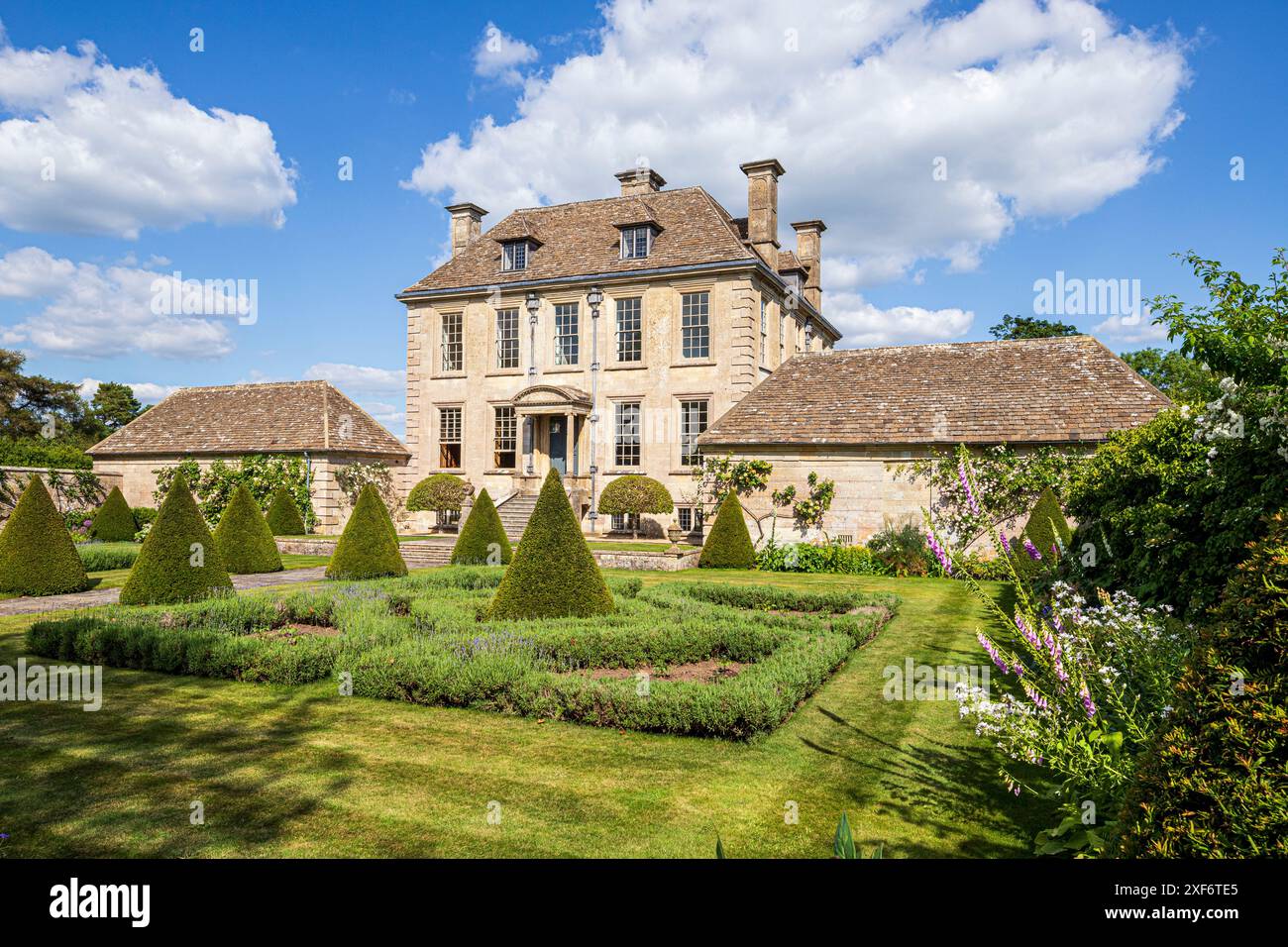 Nether Lypiatt Manor, ein neoklassizistisches Haus, das in den frühen 1700er Jahren auf den Cotswolds in Gloucestershire, England, gebaut wurde Stockfoto