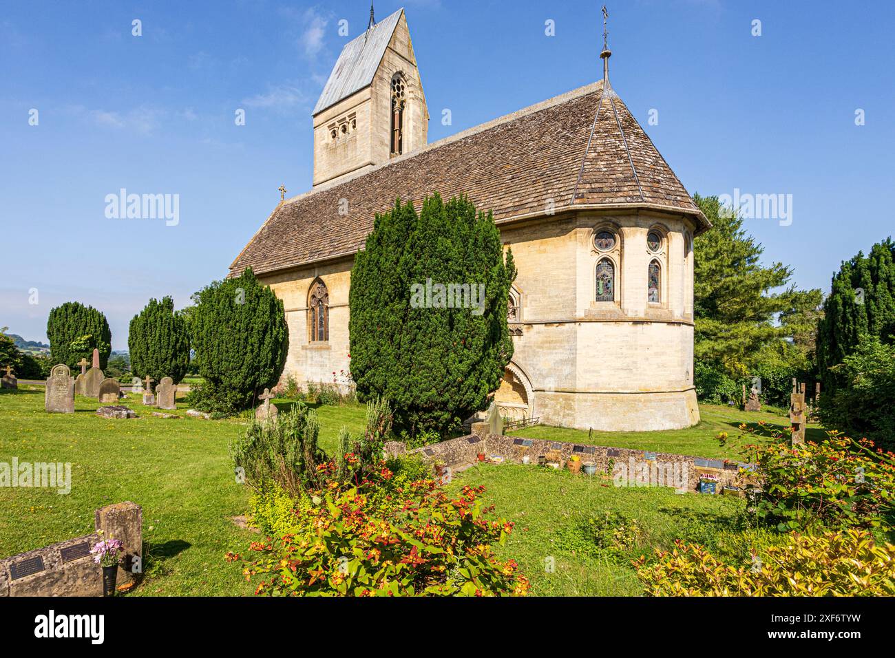 All Saints Church in Selsley, Gloucestershire, England Großbritannien. Erbaut 1861-2 von G F Bodley mit Buntglas von William Morr Stockfoto