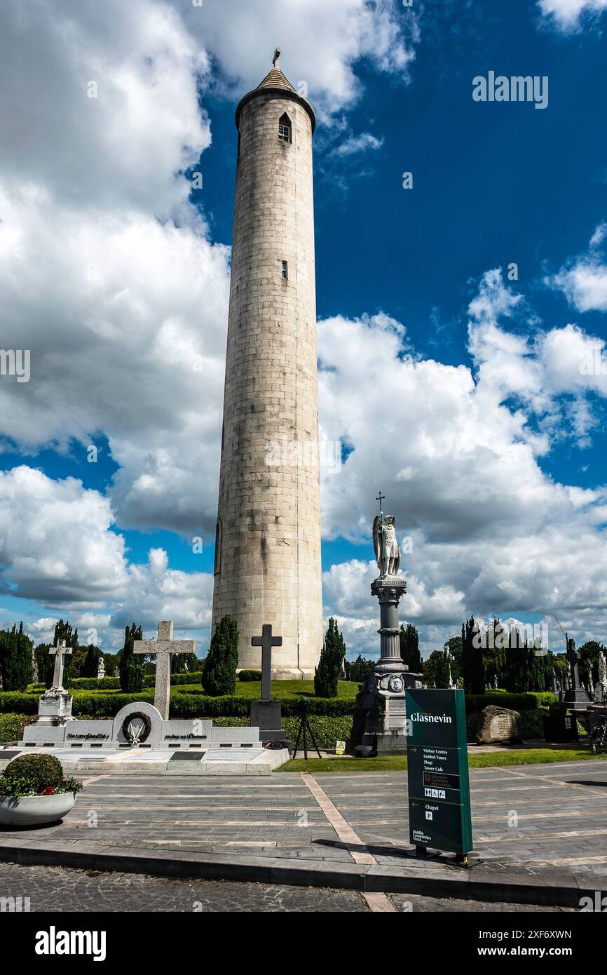 Der O’Connell Tower über dem Grab von Daniel O’Connell, dem Großen Befreier, auf dem Glasnevin Cemetery, Dublin, Irland. Architekt Patrick Byrne Stockfoto