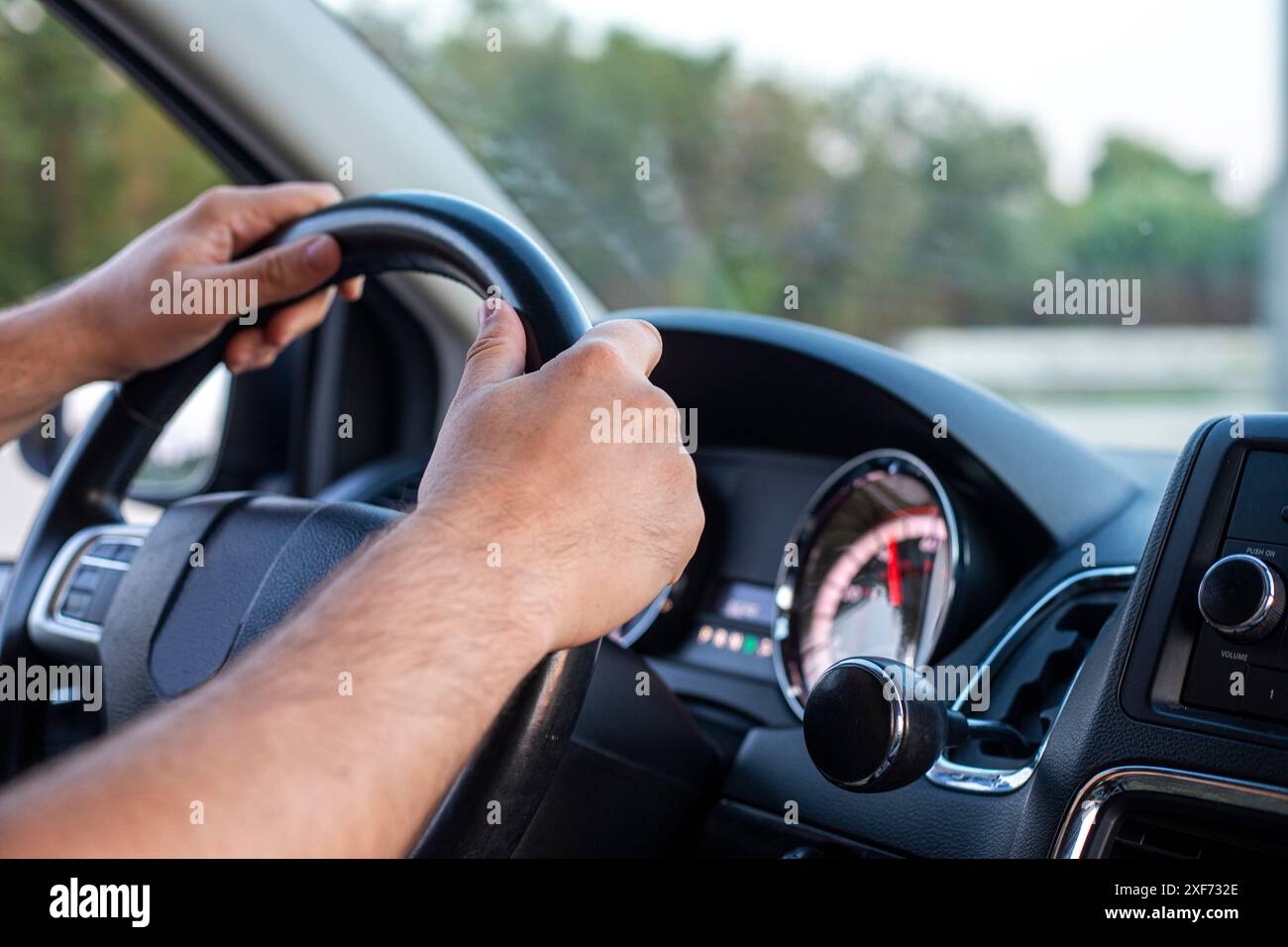 Ein Fahrer fährt ein Auto während eines Staus in der Hauptstadt. Fahren nach links Stockfoto