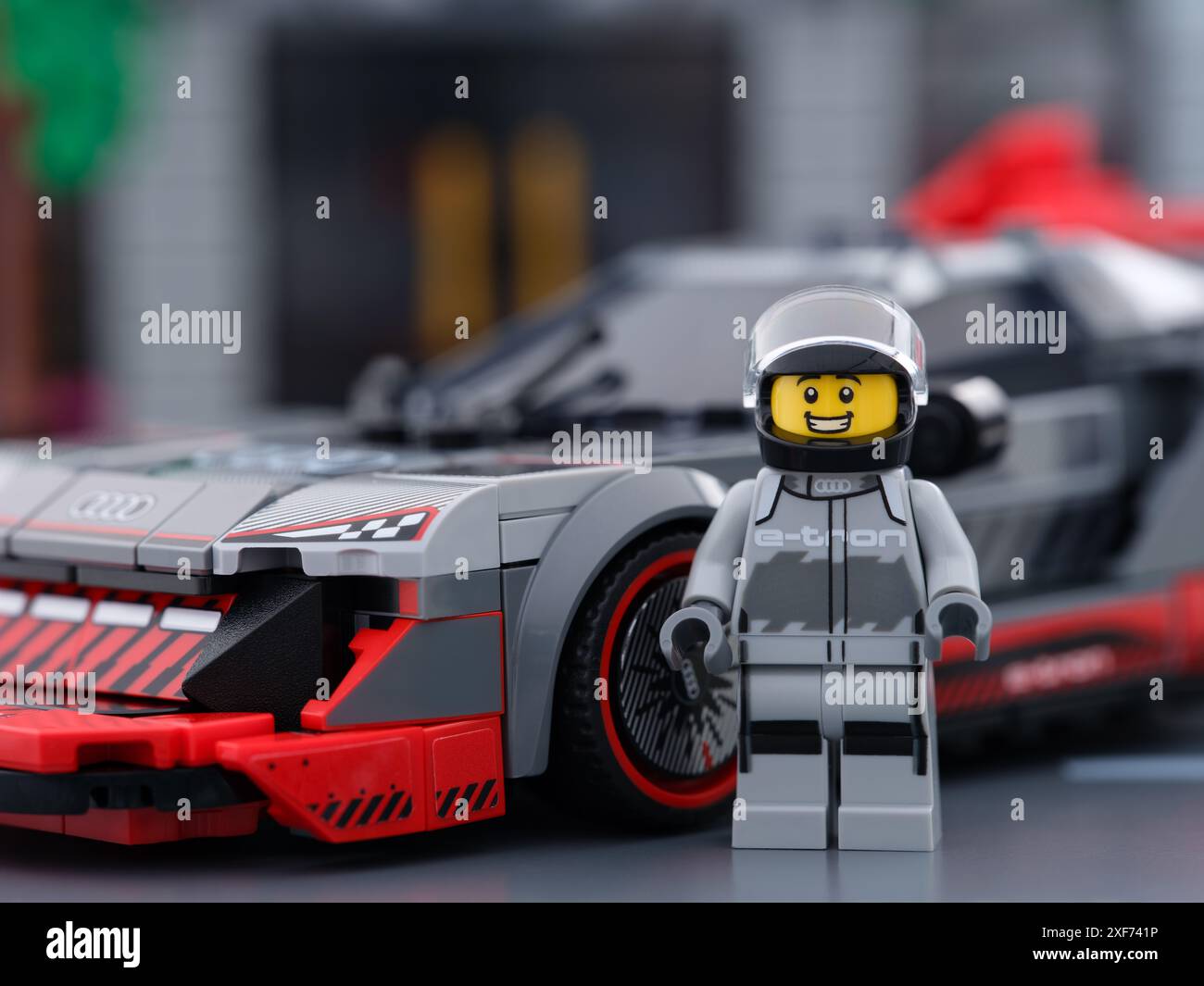 Tambow, Russland - 24. Juni 2024 Lego Audi S1 E-tron Quattro Rennfahrer Minifigur von LEGO Speed Champions in der Nähe seines Autos. Stockfoto