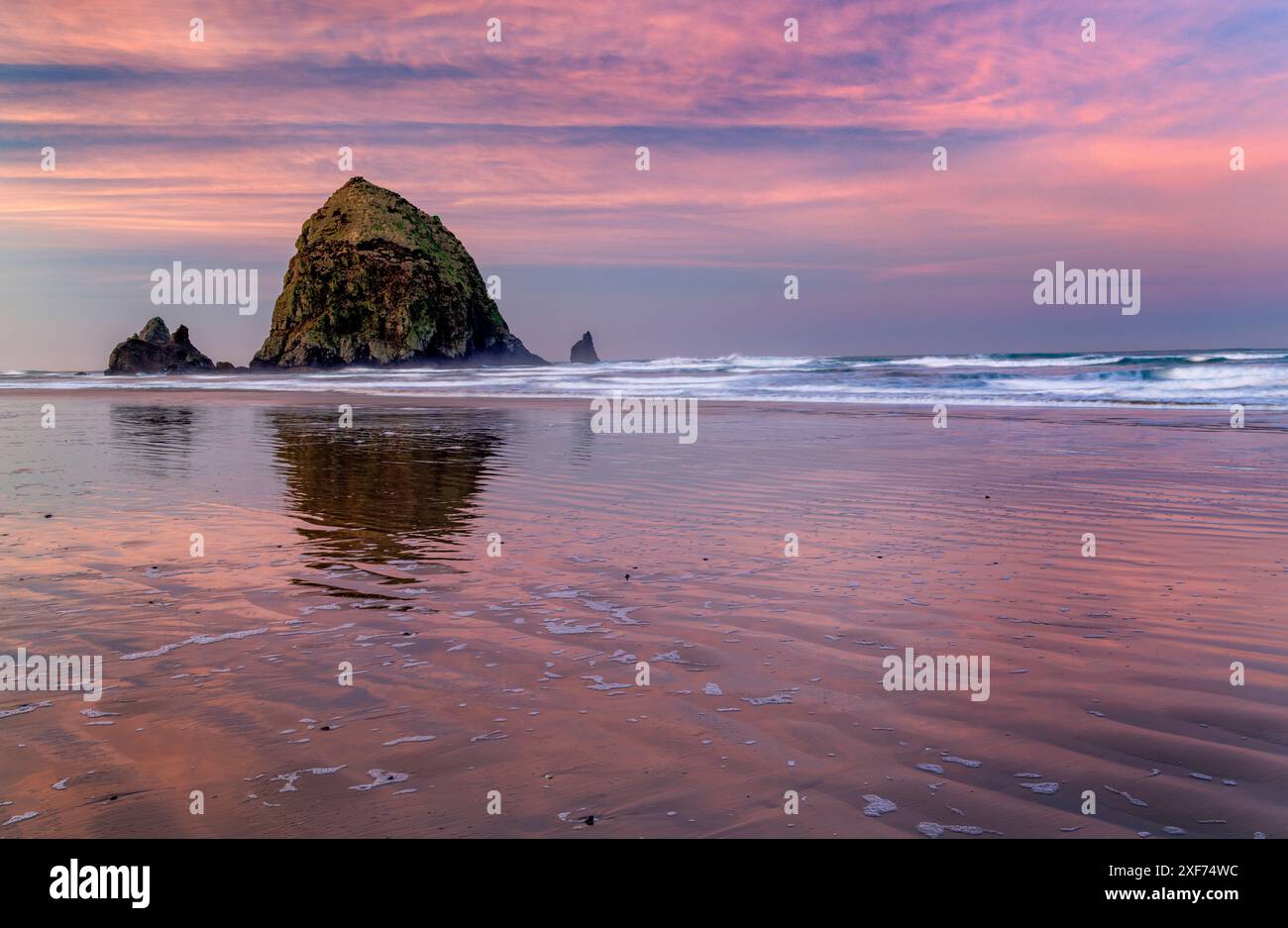 Haystack Rock bei Sonnenaufgang in Cannon Beach, Oregon, USA. Stockfoto