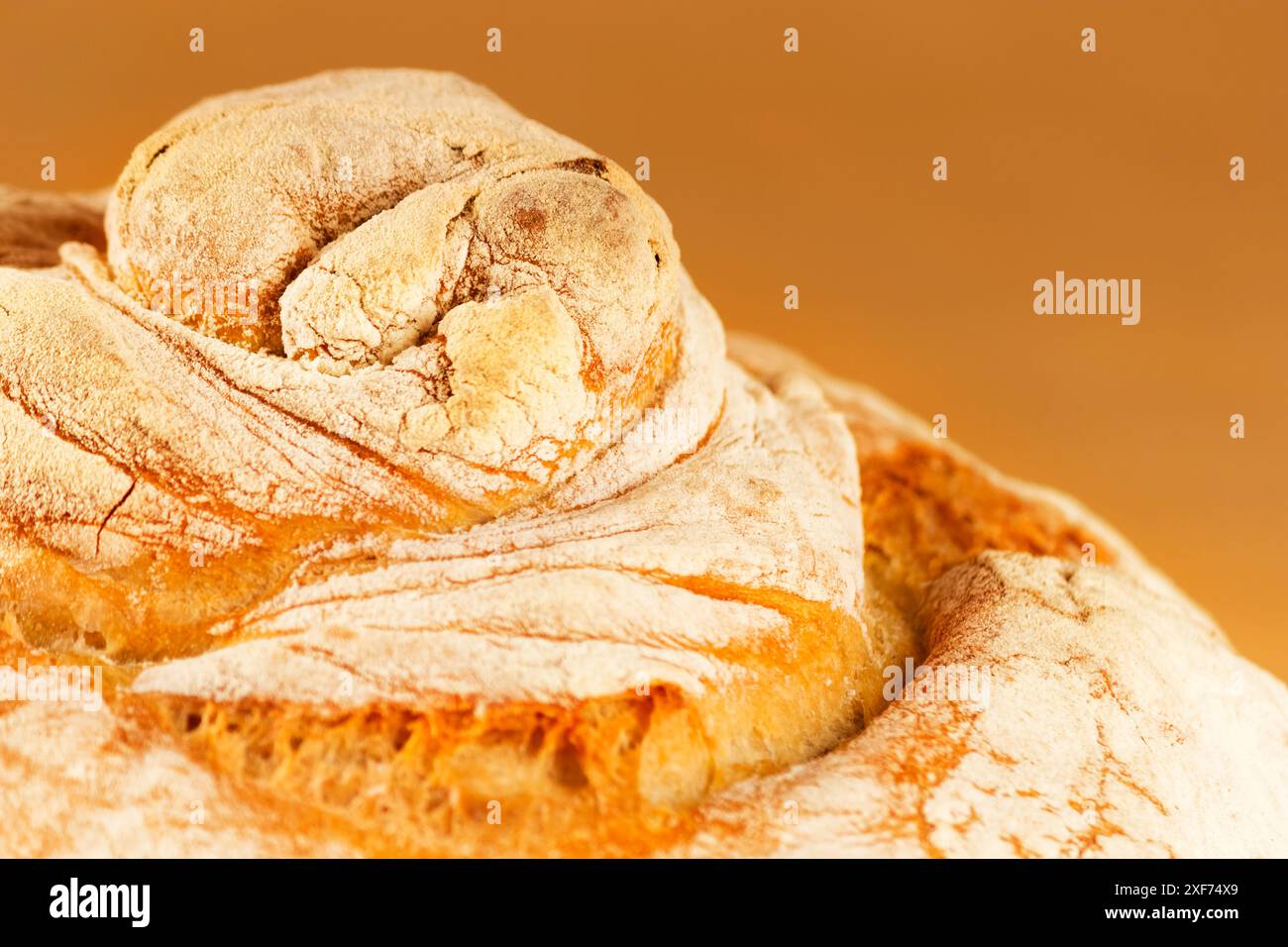 Kneten bei der Herstellung von handwerklichem Brot und Süßigkeiten. Von erfahrenen Konditoren hergestellt Stockfoto