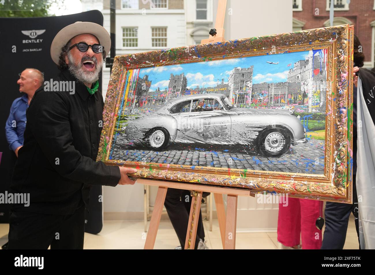 Der Straßenkünstler Mr. Brainwash nimmt an der Enthüllung seiner Arbeit bei Jack Barclay Bentley im Zentrum von London Teil. Bilddatum: Montag, 1. Juli 2024. Stockfoto